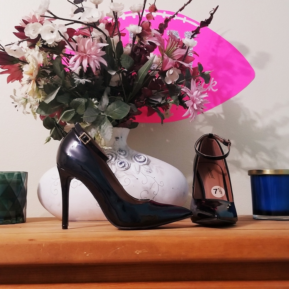 Dollhouse pointed heels with ankle strap.